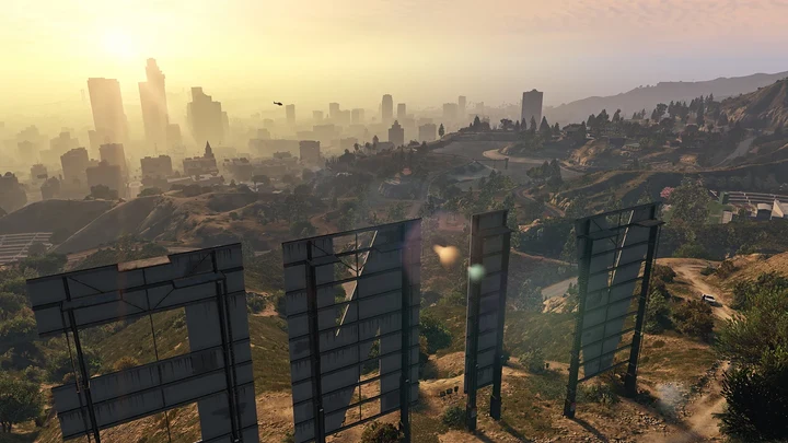 Vista de Los Santos do alto das colinas de Vinewood, atrás do letreiro, com o centro da cidade ao fundo