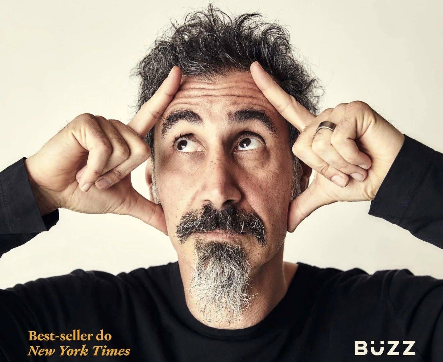 Livro de Serj Tankian, vocalista do System of a Down, está com 42% de desconto na Amazon