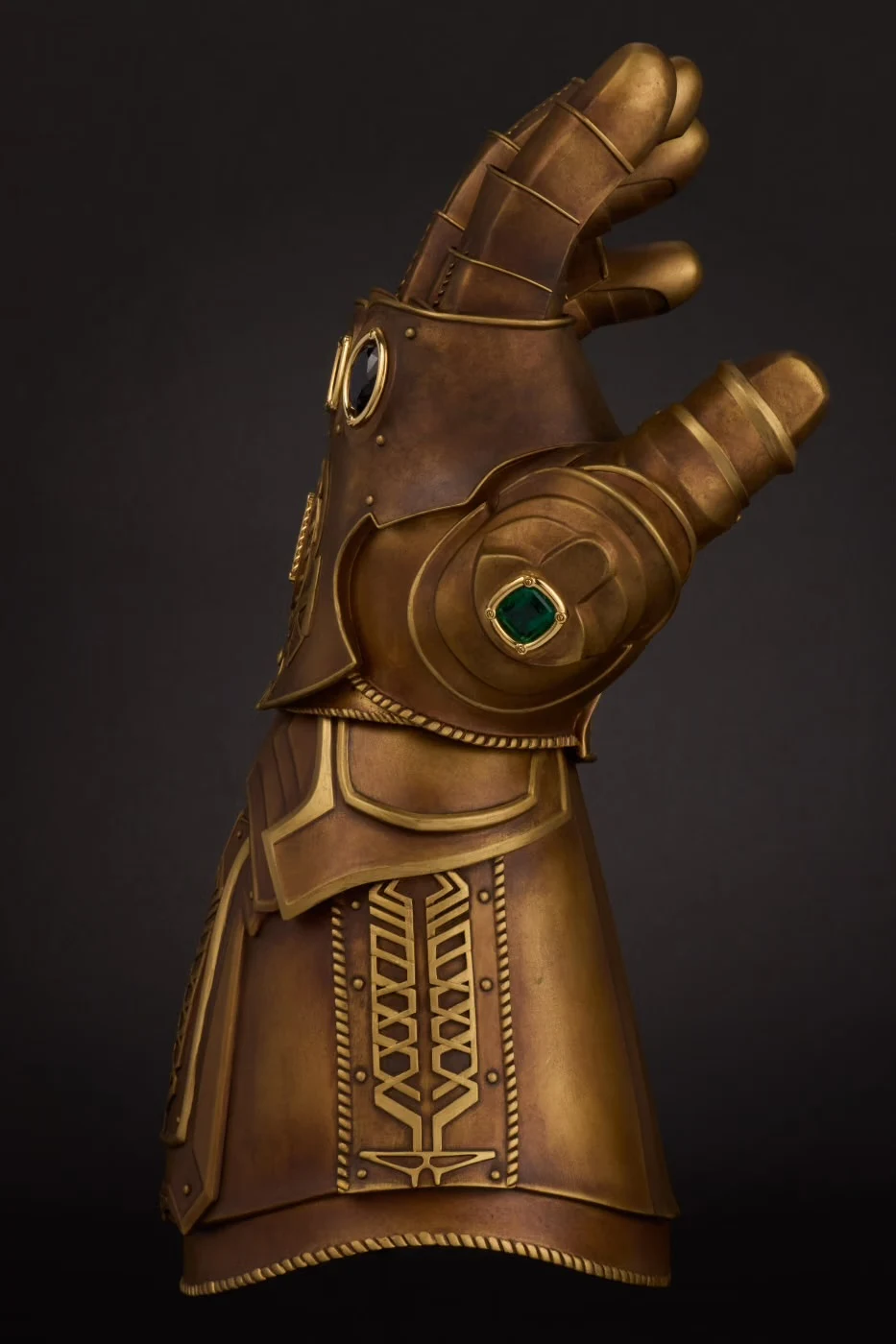 Manopla do Infinito da Marvel com jóias de verdade vai a leilão em 8 de dezembro, em Abu Dhabi (imagem 3)