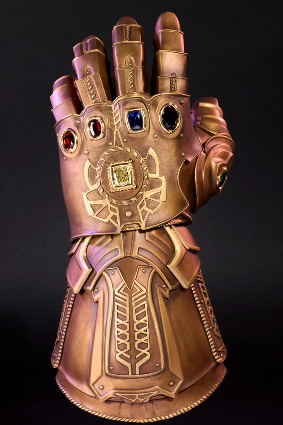 Manopla do Infinito da Marvel com jóias de verdade vai a leilão em 8 de dezembro, em Abu Dhabi (imagem 2)