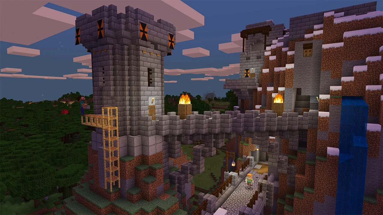 Castelo de pedra com torre, muralha e tochas construído na encosta de uma montanha, com Steve num andaime e Alex caminhando pela entrada ao entardecer
