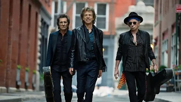 Rolling Stones lançam clipe de "Mr Charm" com Alexander Skarsgård e soltam música inédita com Charlie Watts na bateria